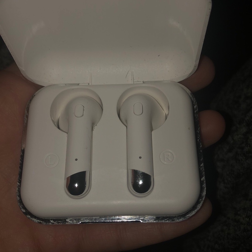 Bluetooth Earbuds i’m selling, I used them buh, i don’t need them anymore